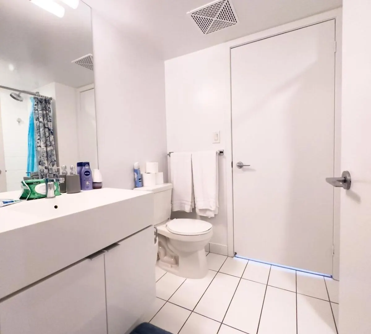 Comfy Suites 2 Beds Lakeview Cn Tower Free Parking Toronto